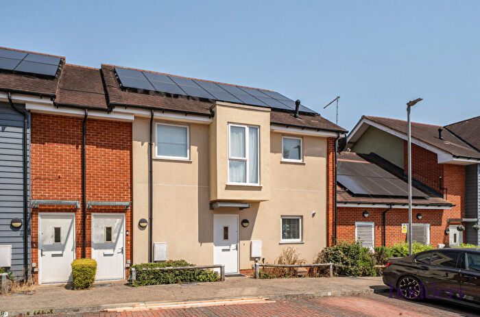 1 Bedroom Maisonette For Sale In Addlestone, Surrey, KT15
