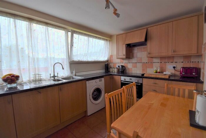 2 Bedroom Flat To Rent In Boxgrove Avenue, Guildford, GU1