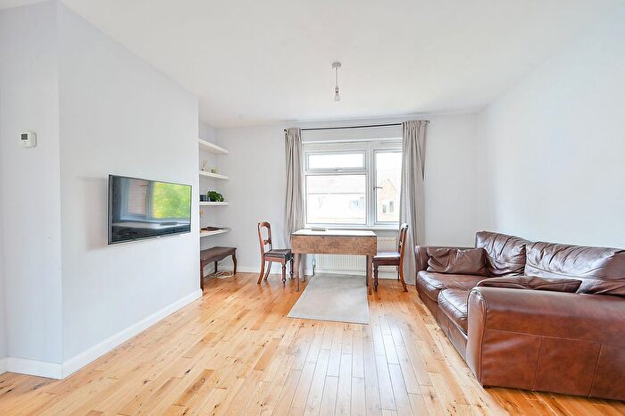 2 Bedroom Flat To Rent In Clarendon Crescent, Twickenham, TW2