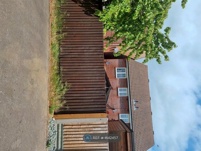 3 Bedroom Semi-Detached House To Rent In Miller Close, Bedford, MK41