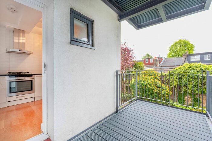 2 Bedroom Flat To Rent In Kew Bridge Court, Chiswick, London, W4