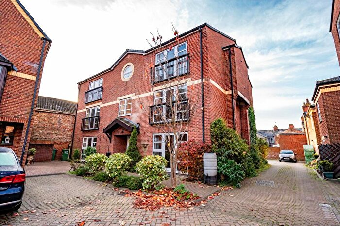 2 Bedroom Apartment For Sale In Wellowgate Mews, Grimsby, Lincolnshire, DN32