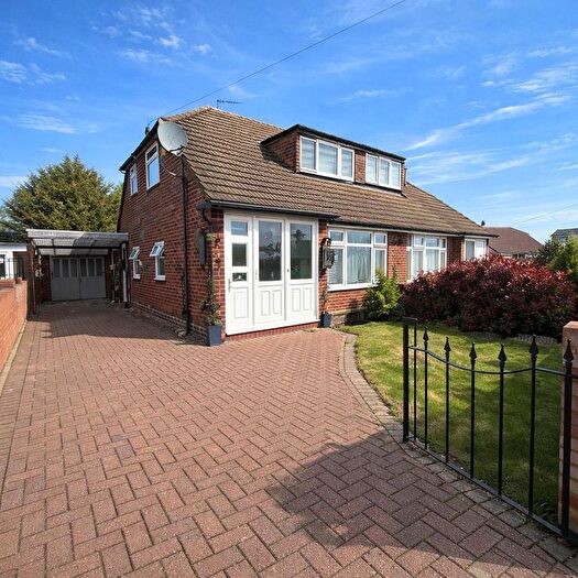 3 Bedroom Semi Detached House For Sale In Lindsay Close, Stanwell, Staines-Upon-Thames, TW19