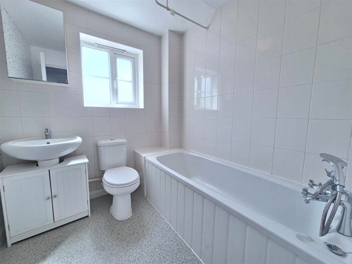 1 Bedroom Flat To Rent In Send Road, RG4
