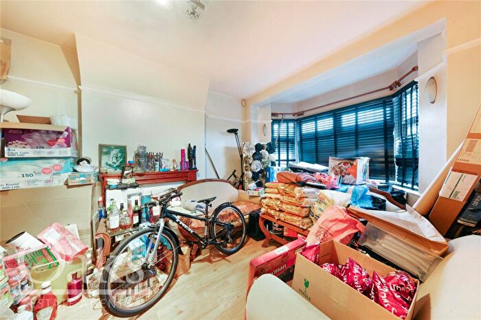 4 Bedroom Detached House For Sale In Green Lane, Thornton Heath, CR7