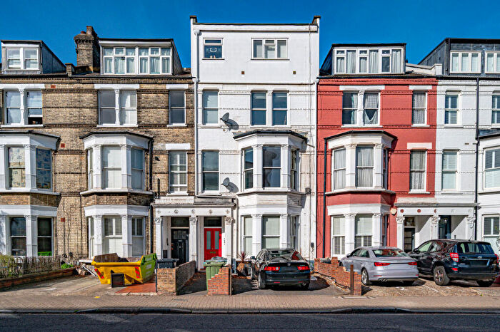 2 Bedroom Flat For Sale In Caledonian Road, Hillmarton Conservation Area, London, N7