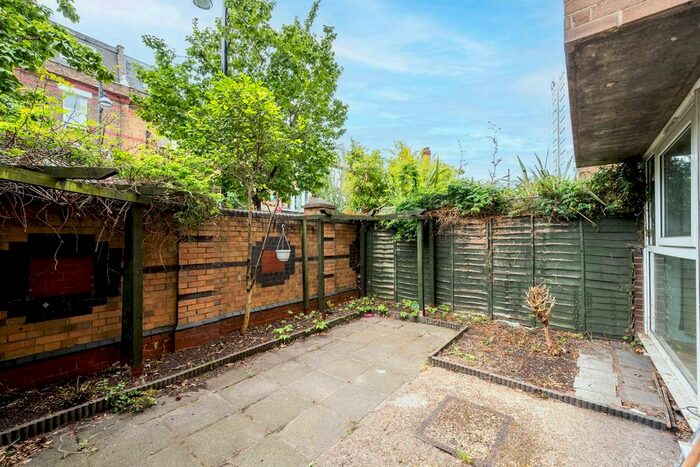 3 Bedroom Maisonette To Rent In Roman Road, Bethnal Green, London, E2