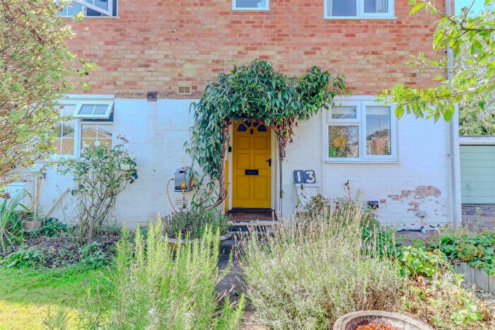 3 Bedroom House To Rent In Charts Close, Cranleigh, GU6