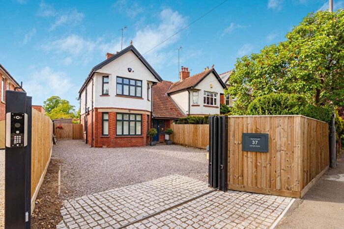3 Bedroom Semi-Detached House For Sale In Old Bath Road, Cheltenham, GL53