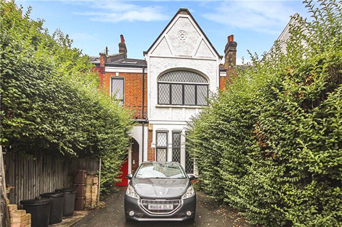 3 Bedroom Flat To Rent In Mitcham Lane, London, SW16