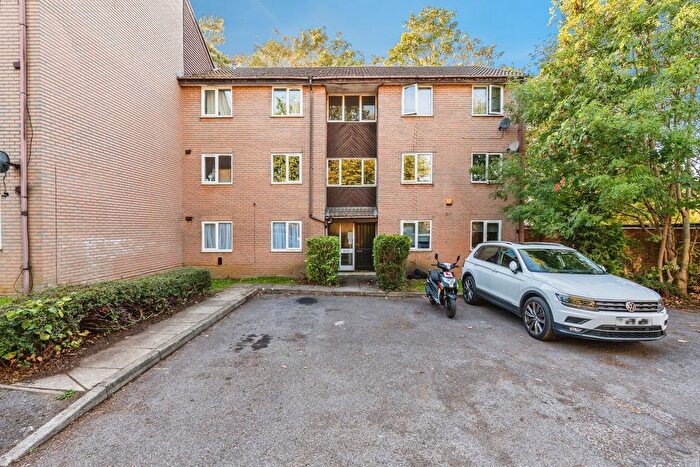 2 Bedroom Flat For Sale In The Oaks, Southampton, Hampshire, SO19