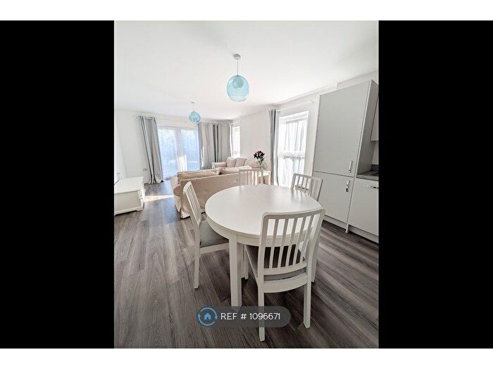 2 Bedroom Flat To Rent In Hook, Hook, RG27