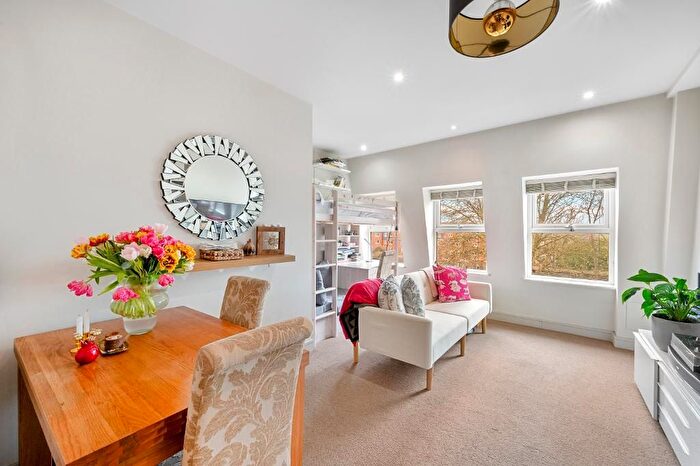 1 Bedroom Flat For Sale In Coombe Lane, Raynes Park, London, SW20