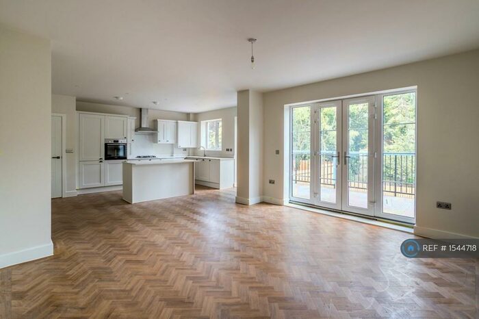 3 Bedroom Flat To Rent In Langley Park Road, Sutton, SM2