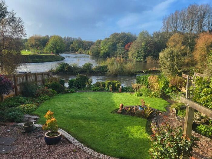 3 Bedroom Flat To Rent In Salmon Pool Lane, Exeter, EX2