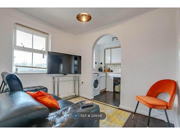 3 Bedroom Flat To Rent In Commercial Way, London, SE15