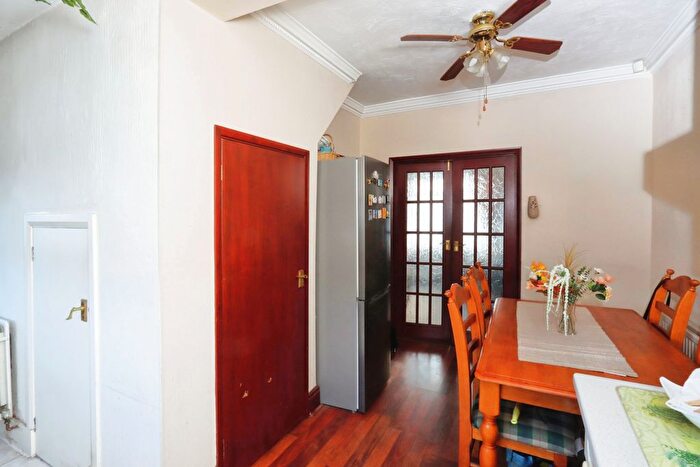 2 Bedroom Semi-Detached House For Sale In Newlands Avenue, Sheffield, South Yorkshire, S12