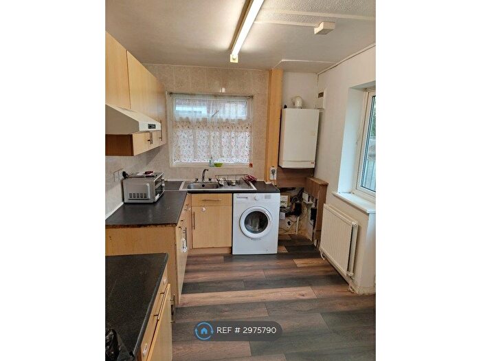 2 Bedroom Flat To Rent In Dockwell Close, Feltham, TW14