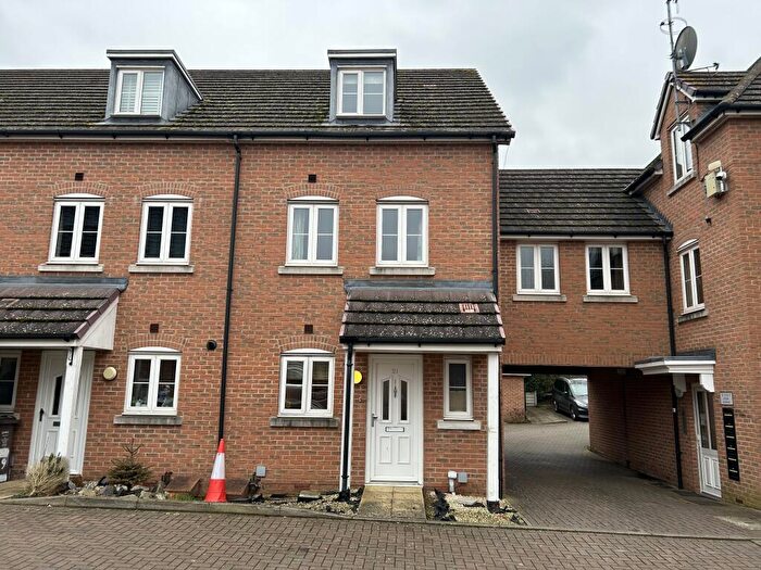 4 Bedroom Town House To Rent In Avian Avenue, AL2