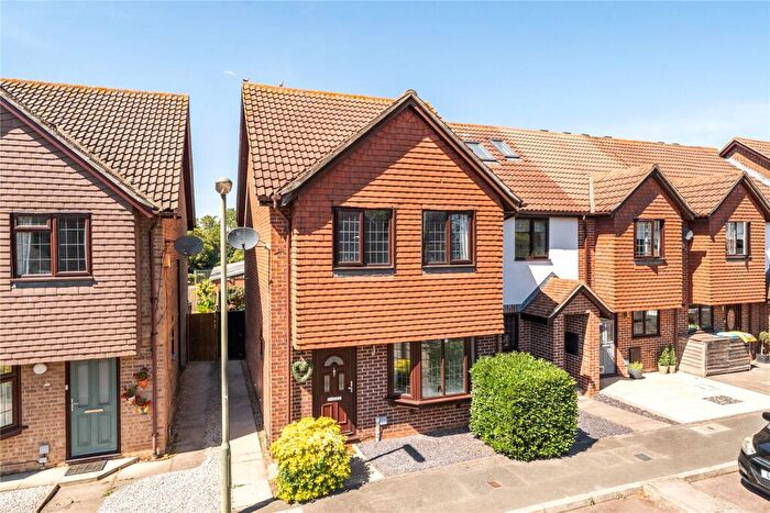 3 Bedroom End Of Terrace House For Sale In Armstrong Close, Walton-On-Thames, Surrey, KT12