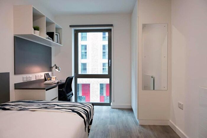 Studio To Rent In Holloway Road, London, N7