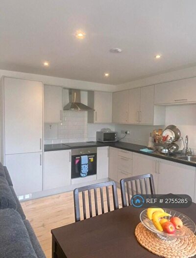 2 Bedroom Flat To Rent In Park View Court, West Bromwich, B70