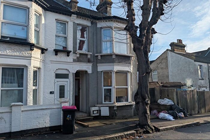 2 Bedroom Flat For Sale In Wesley Road, Southend-On-Sea, SS1