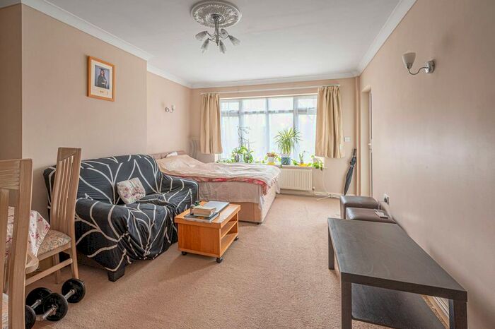 2 Bedroom Flat To Rent In The Woodlands, Stanmore, HA7