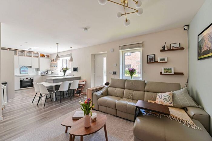 3 Bedroom Flat For Sale In Plum Mews, Tooting Bec, London, SW17