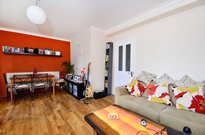 2 Bedroom Flat To Rent In Borrodaile Road, Wandsworth Town, London, SW18