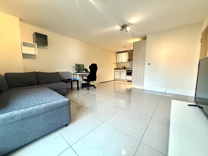 2 Bedroom Apartment To Rent In Breakwater House, Cardiff Bay, CF11