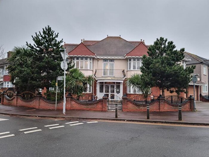 6 Bedroom House For Sale In Stratton Drive, Barking, IG11