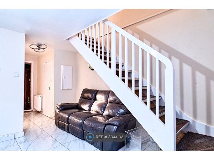 2 Bedroom Flat To Rent In Pemerich Close, Hayes, UB3