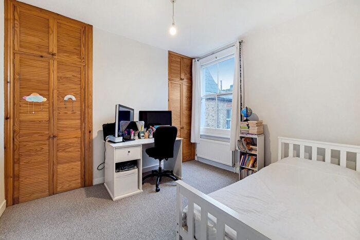 3 Bedroom Maisonette To Rent In Merton Road, London, SW18