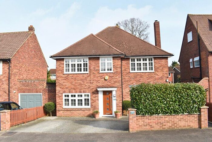 4 Bedroom Detached House For Sale In Long Lodge Drive, Walton-On-Thames, KT12