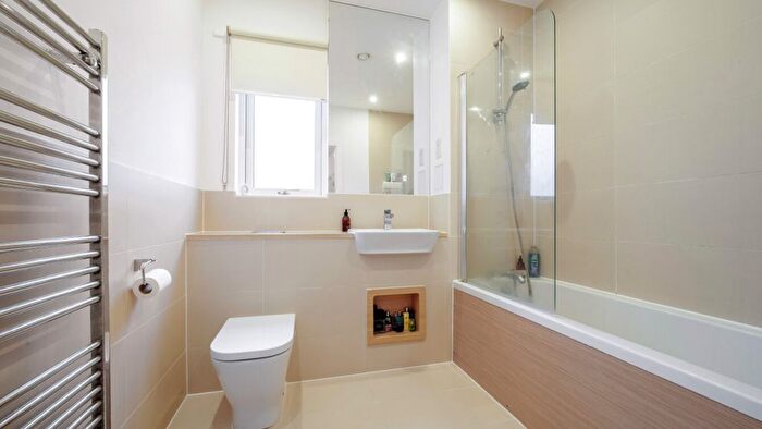 2 Bedroom Flat For Sale In Firwood Lane, Romford, RM3