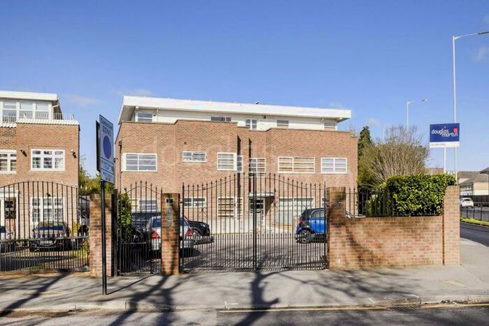 3 Bedroom Flat To Rent In Ashley Lane, Hendon, NW4