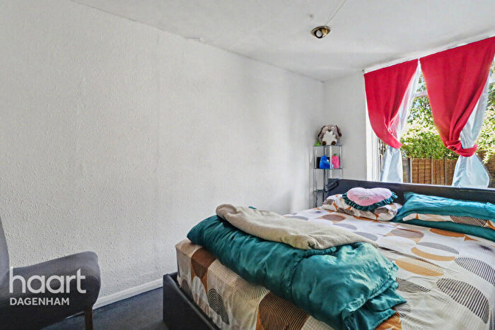 1 Bedroom Flat For Sale In First Avenue, Dagenham, RM10