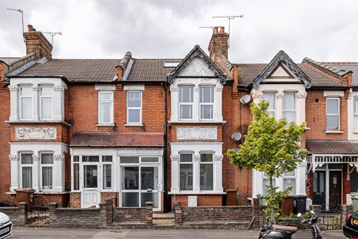 1 Bedroom Apartment For Sale In Winchester Road, Highams Park, E4