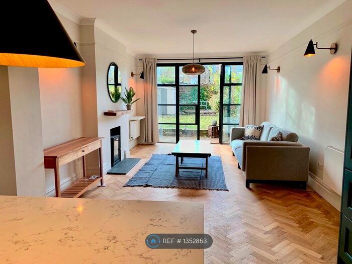 2 Bedroom Flat To Rent In Lordship Lane, London, SE22