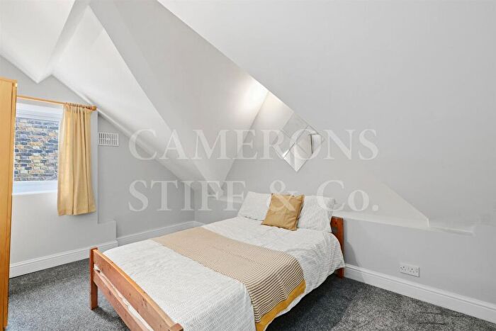 3 Bedroom Flat To Rent In Walm Lane, London, NW2