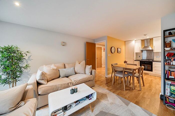 2 Bedroom Flat For Sale In Elthorne Road, Kinver House, N19