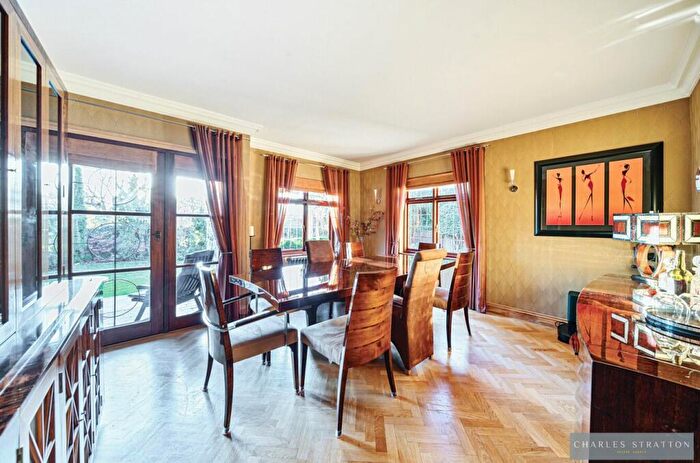 4 Bedroom Detached House For Sale In Gidea Close, Gidea Park, RM2