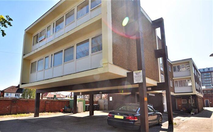 2 Bedroom Flat To Rent In Kings Avenue, New Malden, KT3
