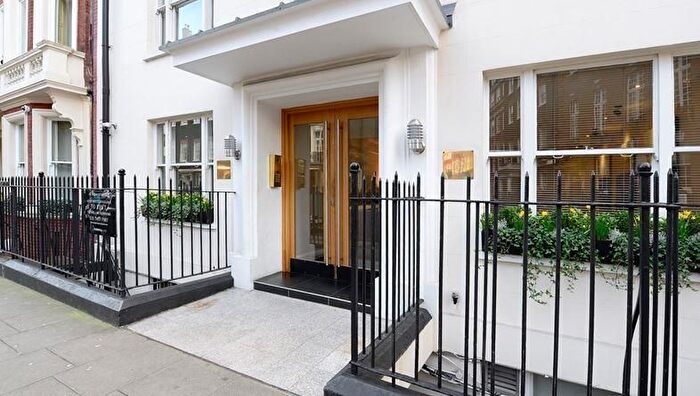 2 Bedroom Flat To Rent In Hill Street, London, W1J