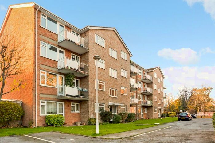 1 Bedroom Flat To Rent In Elton Close, Hampton Wick, Kingston Upon Thames, KT1