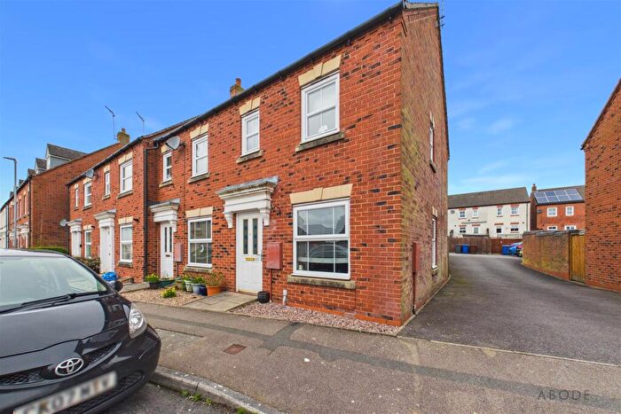 2 Bedroom Town House For Sale In Drovers Close, Uttoxeter, Staffordshire, ST14