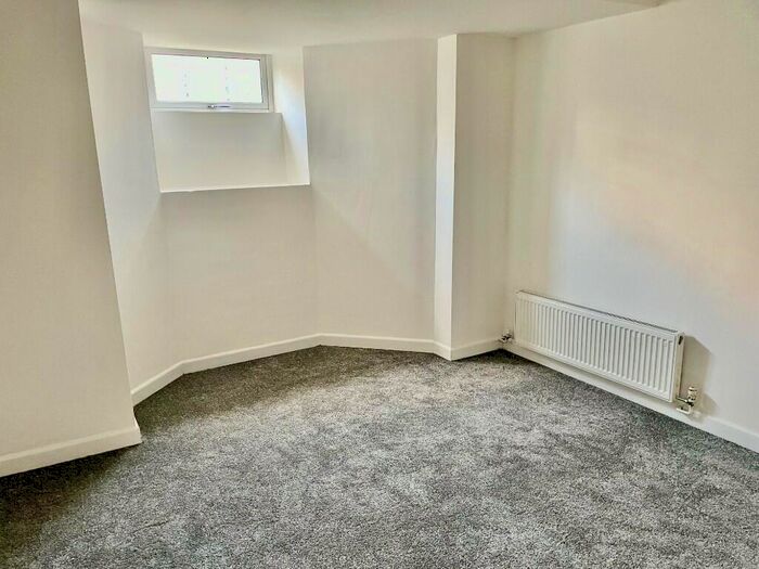 2 Bedroom Flat To Rent In York Road, Southend-On-Sea, Essex, SS1