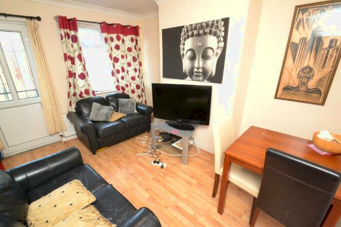 3 Bedroom End Of Terrace House To Rent In Kelso Gardens, Hyde Park, Leeds, LS2