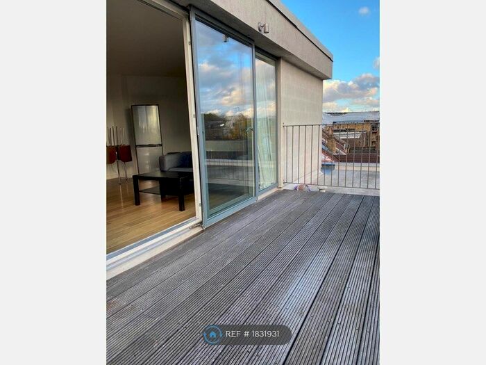 3 Bedroom Flat To Rent In Garfield Mews, London, SW11